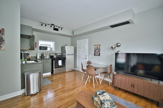 3034 W Montrose Avenue, Chicago, IL 60618