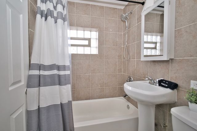 3034 W Montrose Avenue, Chicago, IL 60618