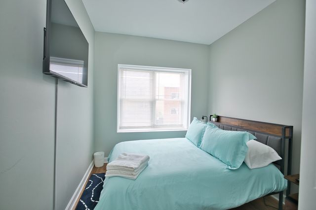 3034 W Montrose Avenue, Chicago, IL 60618