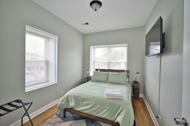 3034 W Montrose Avenue, Chicago, IL 60618
