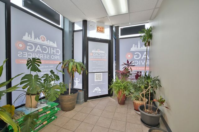 3034 W Montrose Avenue, Chicago, IL 60618