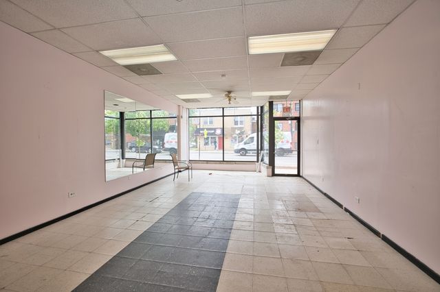 3034 W Montrose Avenue, Chicago, IL 60618