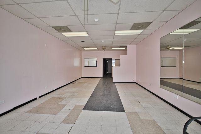 3034 W Montrose Avenue, Chicago, IL 60618