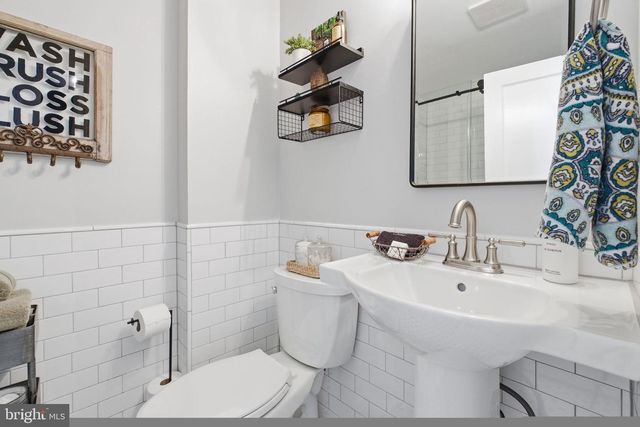 950 N LONGFELLOW ST, Arlington, VA 22205