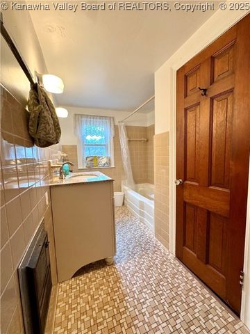 705 Glendale Avenue, South Charleston, WV 25303