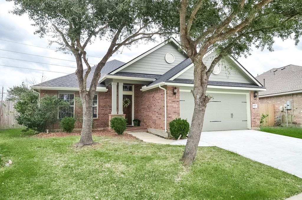 Image 6 of property listing at 19007 Logan Star Court, Richmond, TX 77407