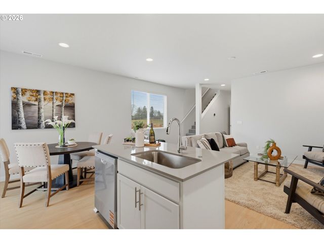 486 E Wilson St, Carlton, OR 97111