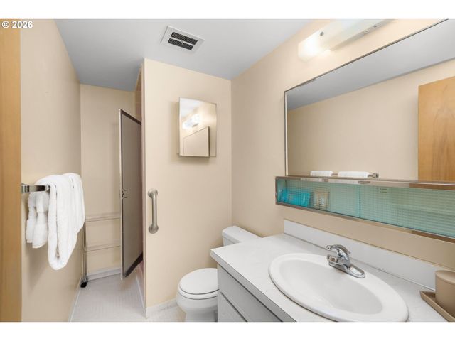 2393 Sw PARK Pl 302, Portland, OR 97205