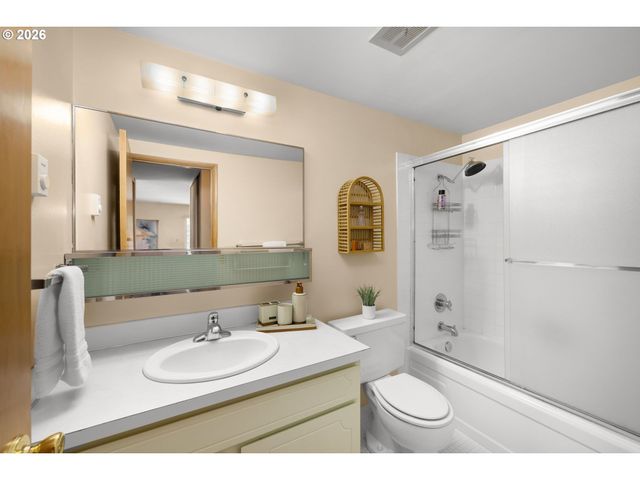 2393 Sw PARK Pl 302, Portland, OR 97205