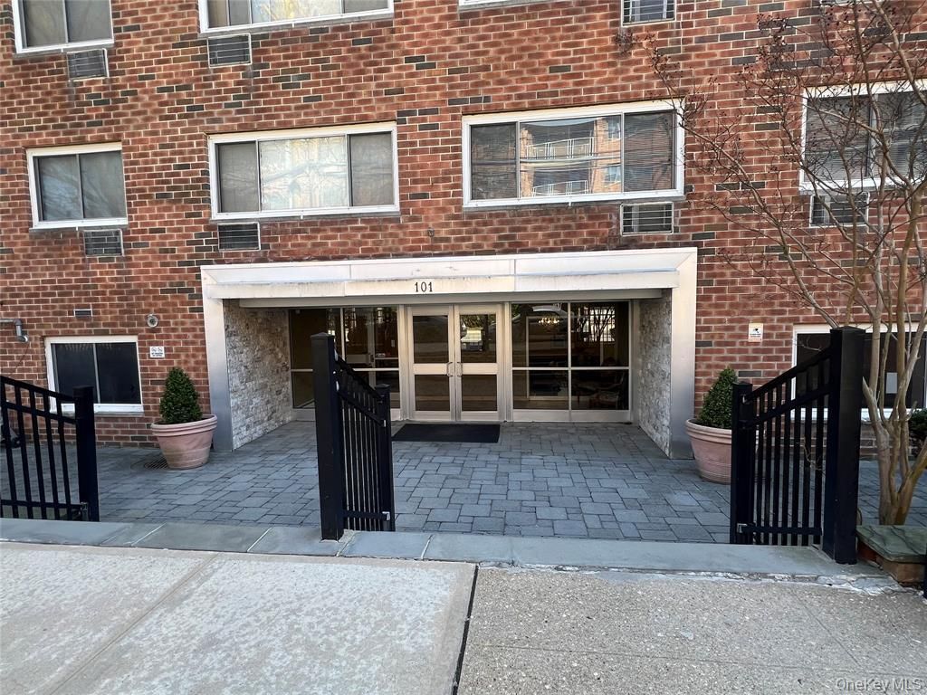 101 Clinton Avenue 1G, Mineola, NY 11501