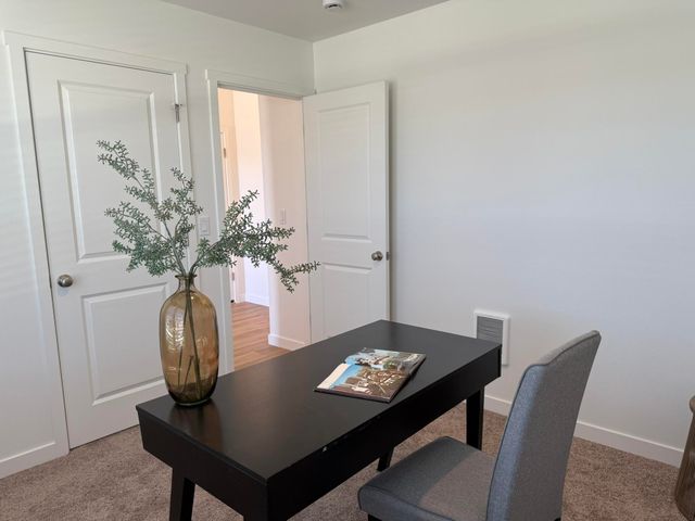 706 NE Rickenbacker Road 137, Madras, OR 97741