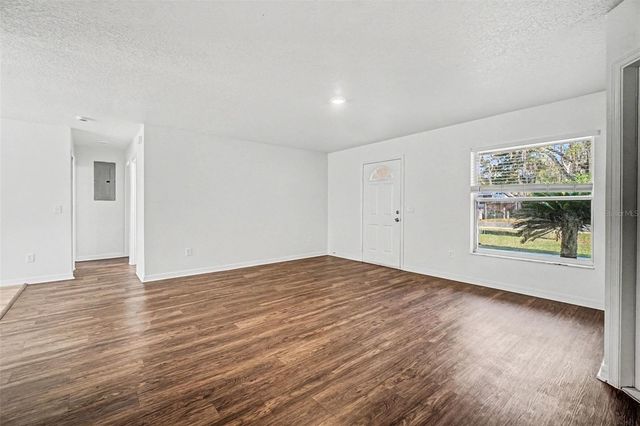 724 E 11TH AVENUE, Mount Dora, FL 32757