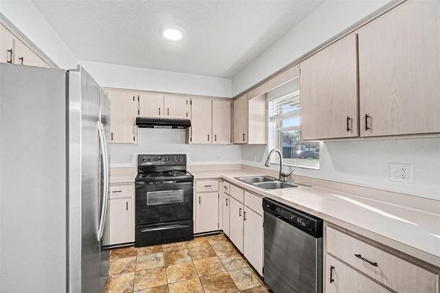 724 E 11TH AVENUE, Mount Dora, FL 32757