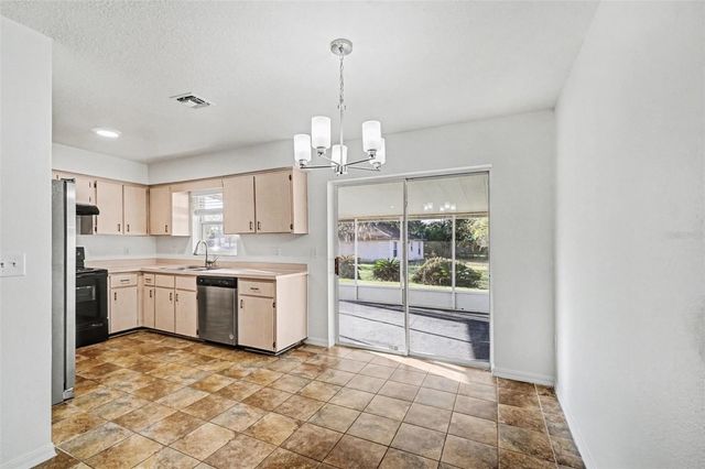 724 E 11TH AVENUE, Mount Dora, FL 32757