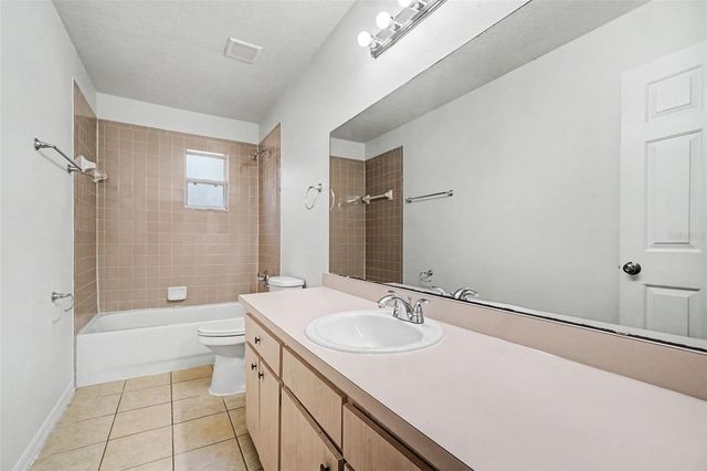 724 E 11TH AVENUE, Mount Dora, FL 32757