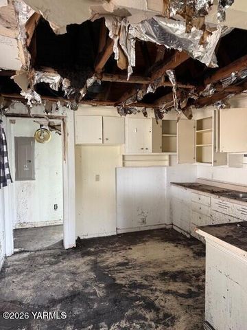 1003 S 36th Ave, Yakima, WA 98902