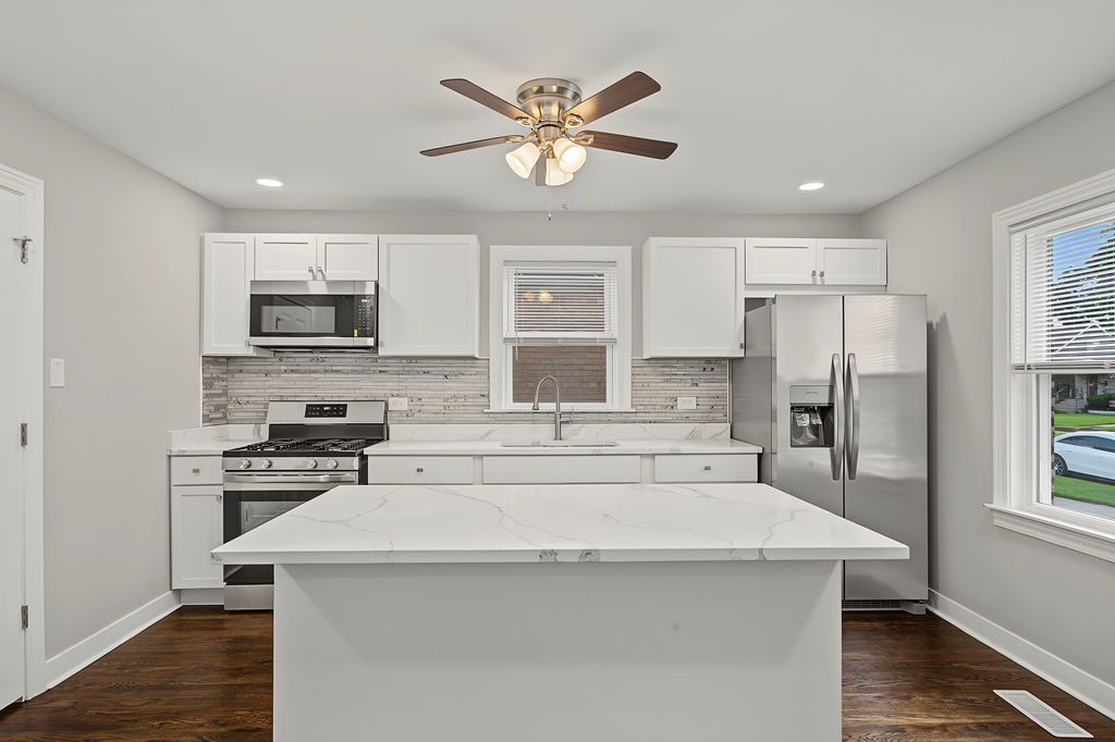 11325 S Avenue H, Chicago, IL 60617 — photo 4