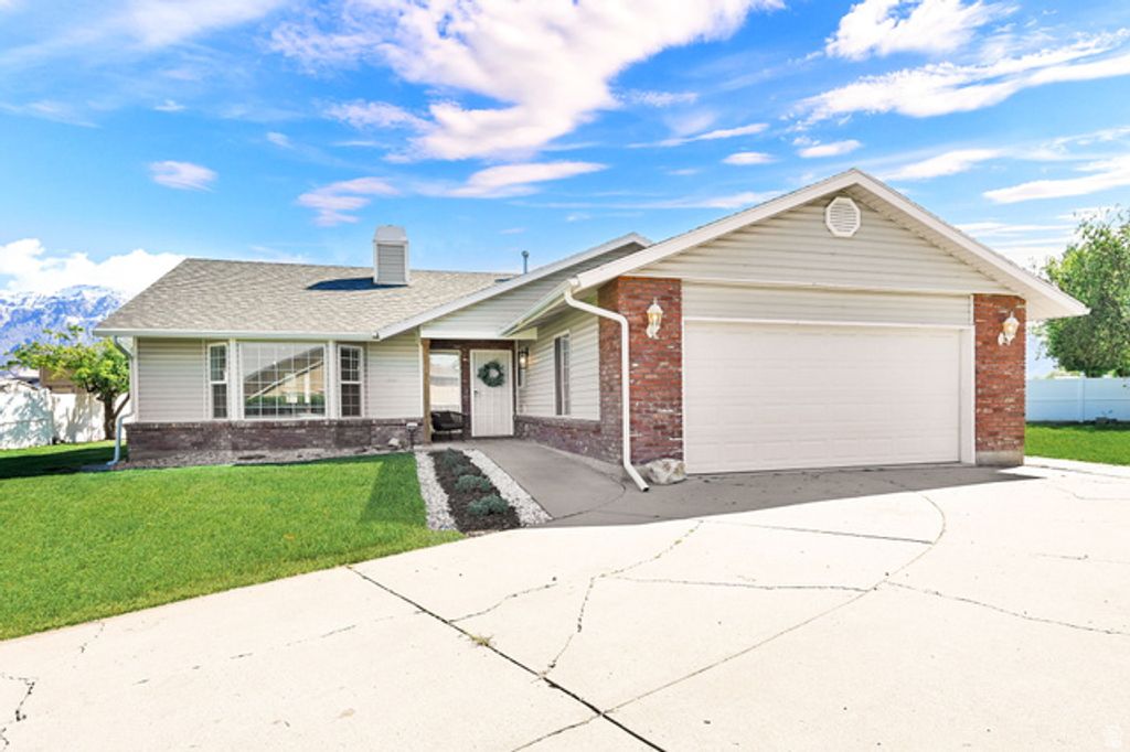 2476 W CLYDESDALE CT., Farr West, UT 84404