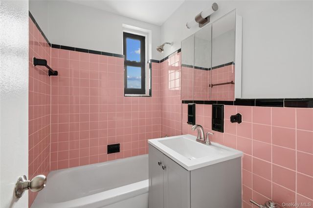 33-24 Junction Blvd 6R, Jackson Heights, NY 11372