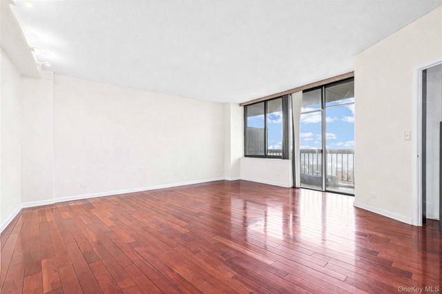 138-35 Elder Avenue 21F, Flushing, NY 11355
