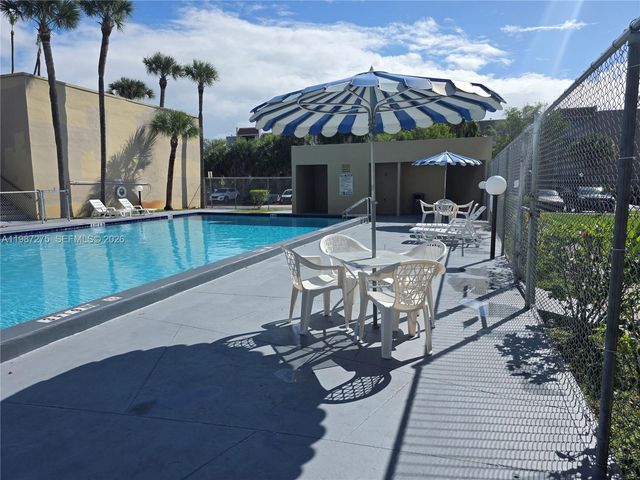 8615 NW 8th Street 319, Miami, FL 33126