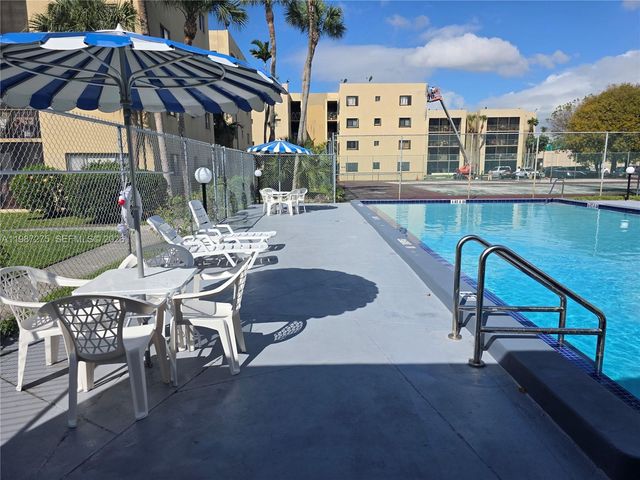8615 NW 8th Street 319, Miami, FL 33126