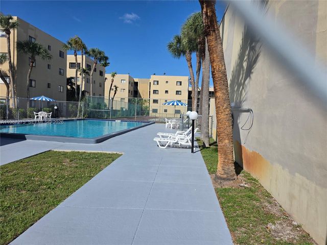 8615 NW 8th Street 319, Miami, FL 33126
