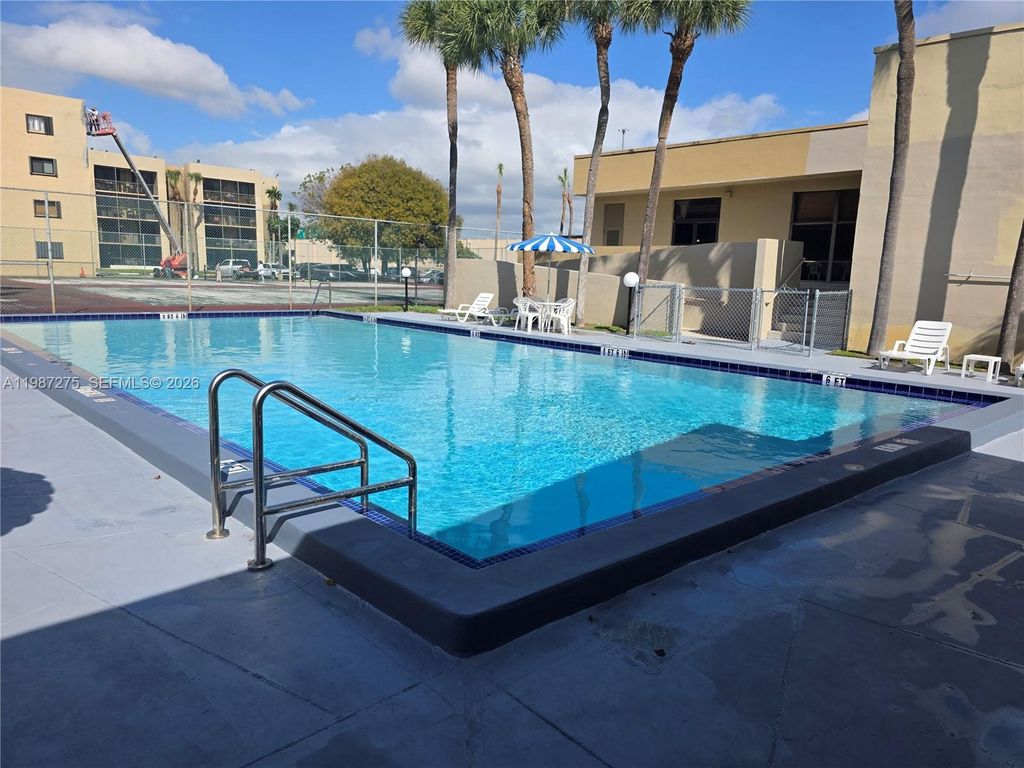 8615 NW 8th Street 319, Miami, FL 33126