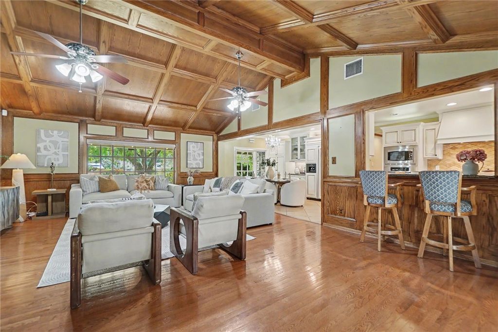 Image 13 of property listing at 20537 E Covina Hills Rd, Covina, CA 91724