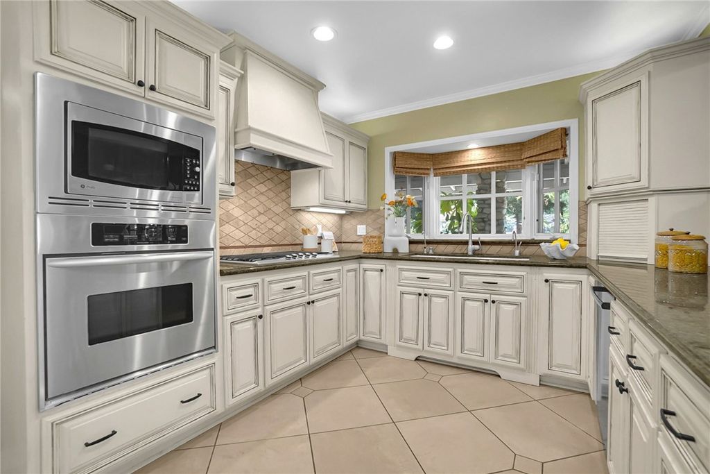 Image 18 of property listing at 20537 E Covina Hills Rd, Covina, CA 91724