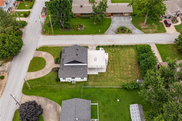 212 NW G Street, Bentonville, AR 72712