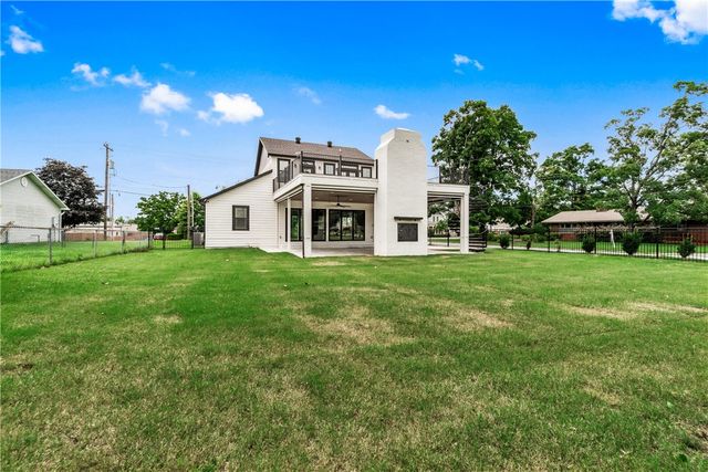 212 NW G Street, Bentonville, AR 72712