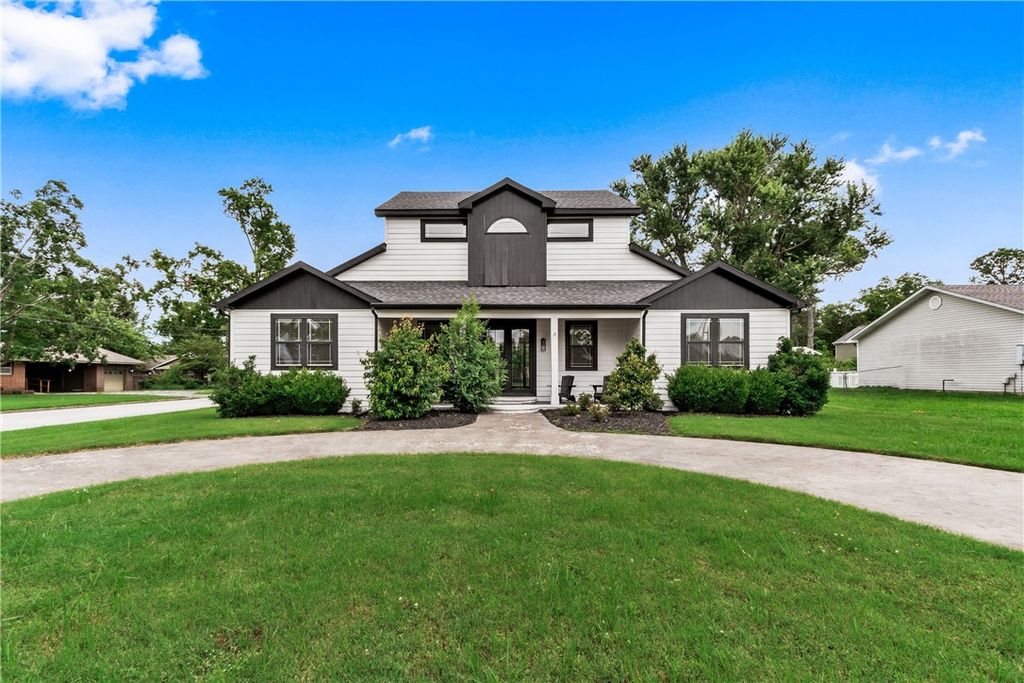 212 NW G Street, Bentonville, AR 72712