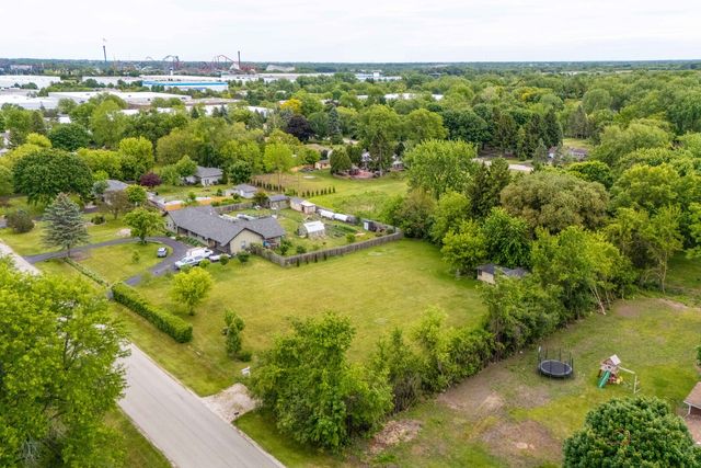16655 W Applewood Court, Gurnee, IL 60031