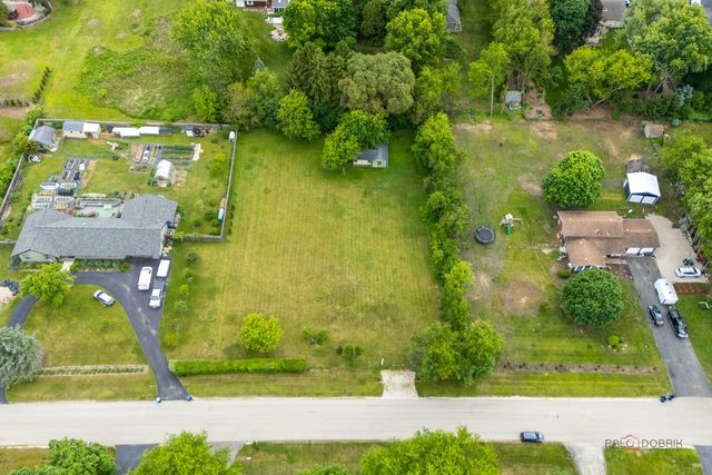 16655 W Applewood Court, Gurnee, IL 60031