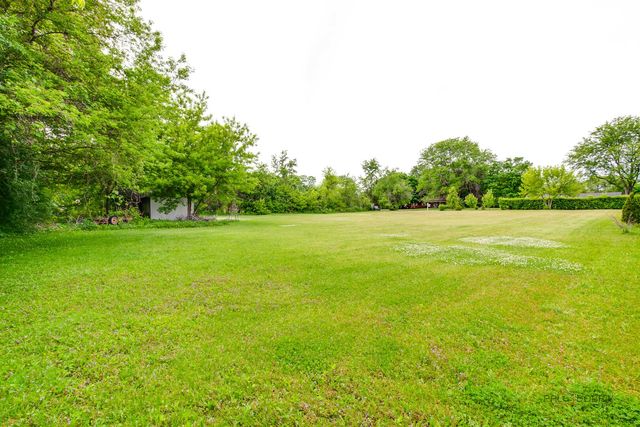 16655 W Applewood Court, Gurnee, IL 60031