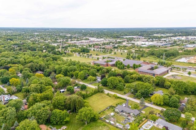 16655 W Applewood Court, Gurnee, IL 60031