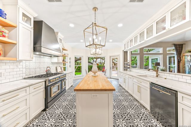49 N Inwood Heights, San Antonio, TX 78248