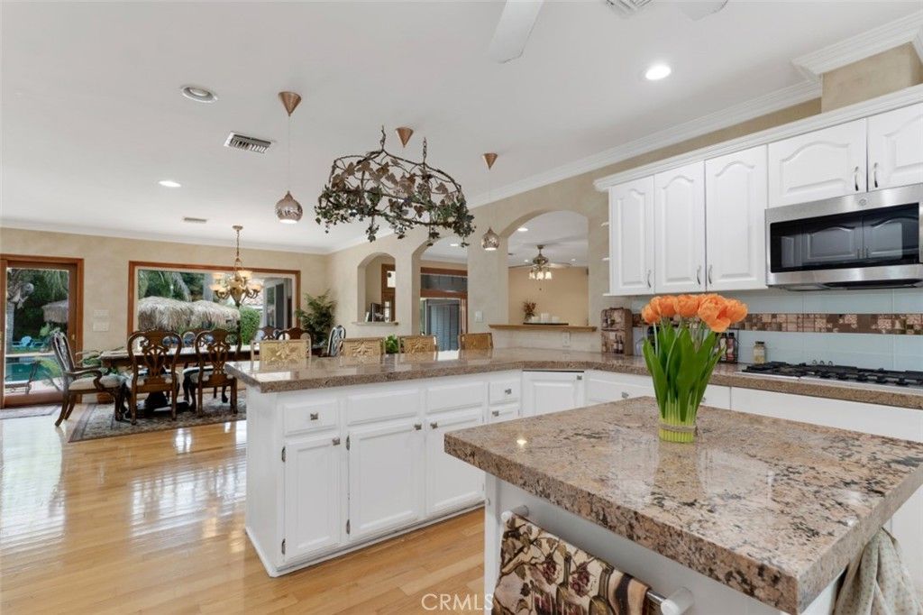 Image 7 of property listing at 8836 Enfield Avenue, Sherwood Forest, CA 91325