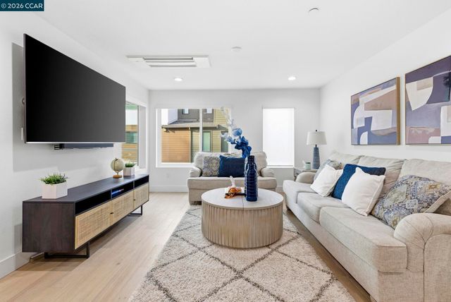 156 Pioneer Ave, Walnut Creek, CA 94597