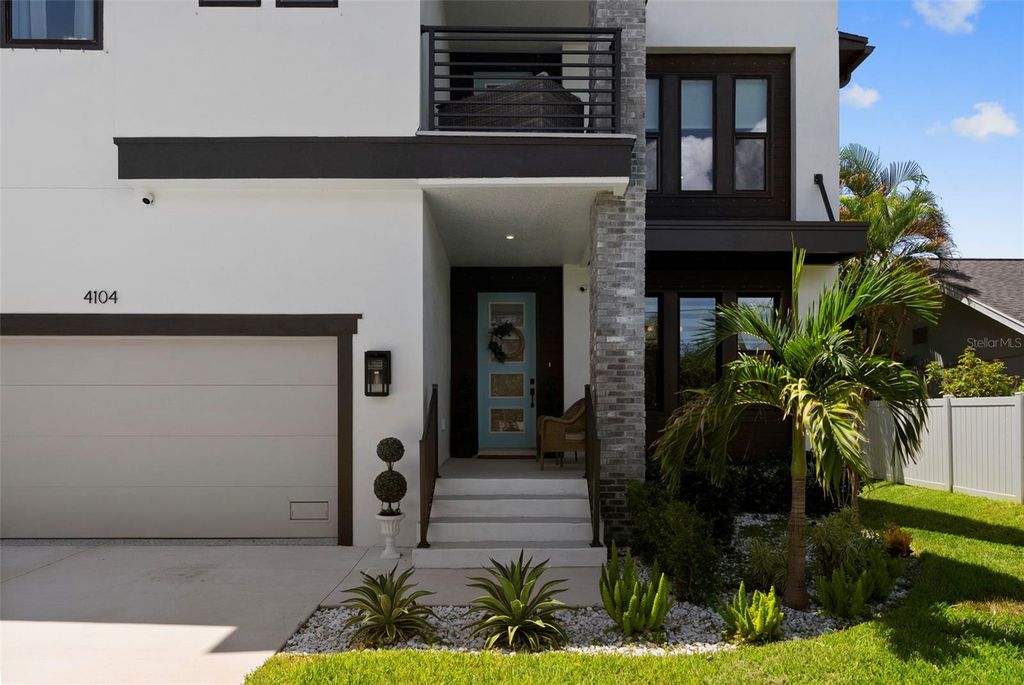 Image 2 of property listing at 4104 W CLEVELAND STREET, Tampa, FL 33609