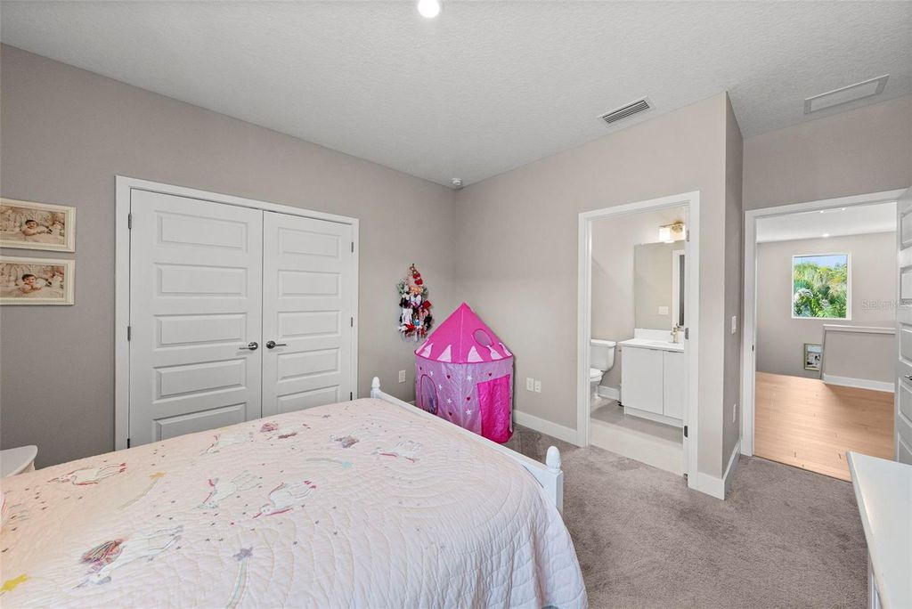 Image 28 of property listing at 4104 W CLEVELAND STREET, Tampa, FL 33609