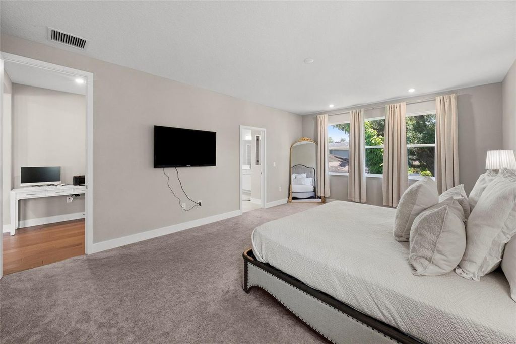 Image 33 of property listing at 4104 W CLEVELAND STREET, Tampa, FL 33609