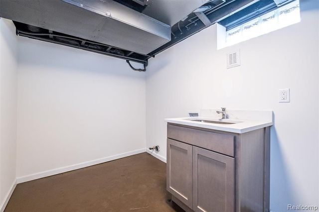 1560 Cambridge Road, Berkley, MI 48072