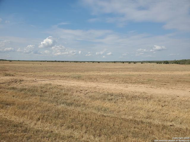 906 County Road 1670, Moore, TX 78057