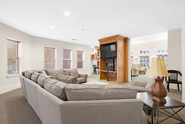 273 Cambridge Rd 408, Woburn, MA 01801