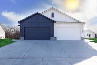5253 Pinecrest Ct N, Bel Aire, KS 67220