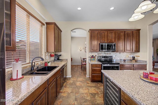 8602 W HELEN Lane, Glendale, AZ 85305