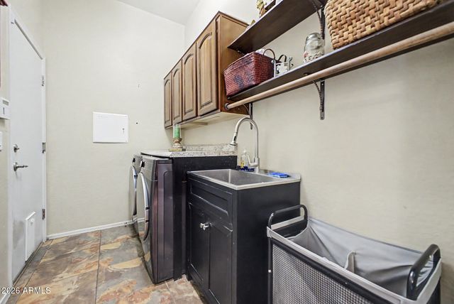 8602 W HELEN Lane, Glendale, AZ 85305