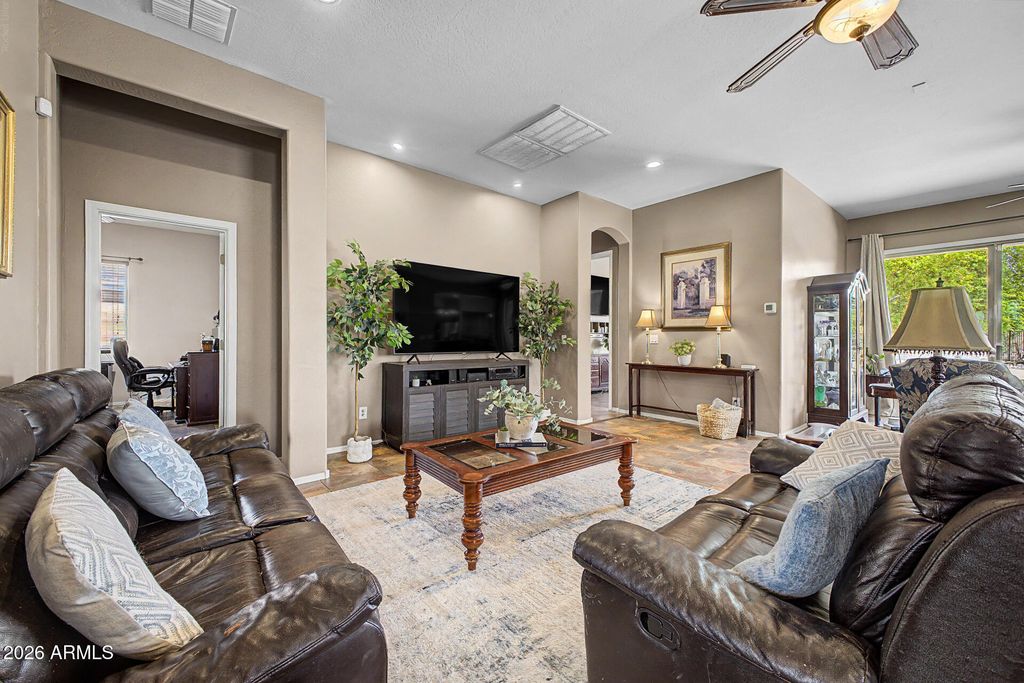 8602 W HELEN Lane, Glendale, AZ 85305 — photo 2
